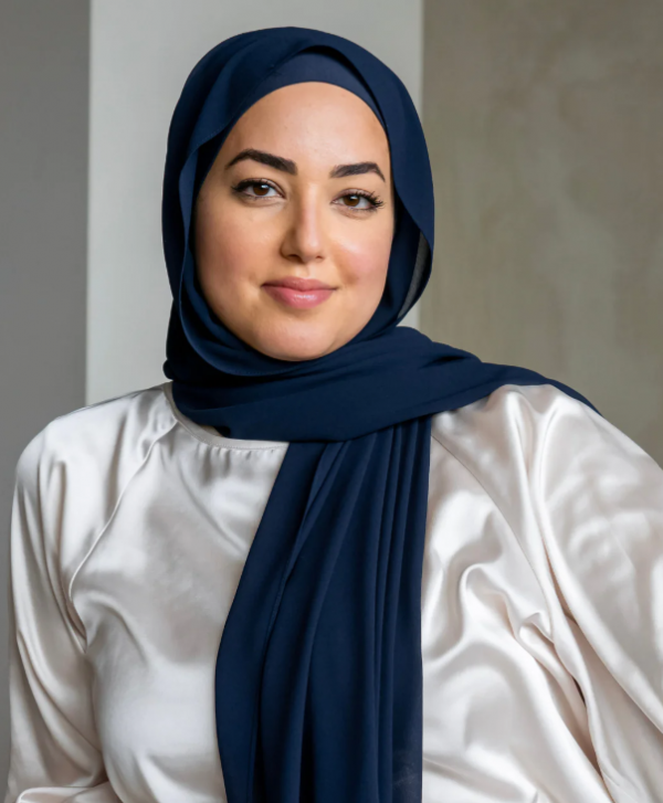 Hijab instan berlayer dengan warna kontras